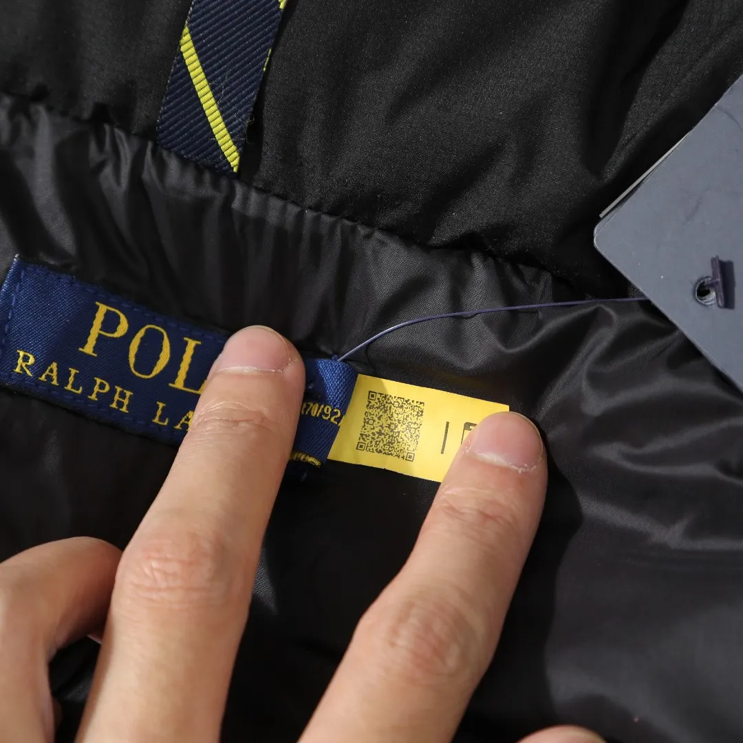 P660 #R54 Ralph Lauren/Ralph Lauren hooded down jacket (top quality, feel free to compare), using imported Barudan embroidery machine, carefully crafted with thousands of needles electric embroidery technology. Imported No. 7 needles and special embroidery thread ensure that every letter of the polo logo is full, three-dimensional and clear, creating the "most expensive embroidery logo" that can be called a work of art. Top-notch velvet core, luxurious warmth. Filled with national standard 80% high-quality white duck down, bringing excellent thermal insulation performance. At the same time, it is lightweight and can quickly regain its fluffiness after compression, bringing you a warm embrace without burden and resisting the harsh winter. Technical fabrics, no fear of wind and snow •Long-lasting fluffy and shape-retaining: High-quality filling ensures that the down jacket is not easy to stiffen and keeps you warm for a long time. •Strict anti-velvet technology: Using 400T gall fabric with pinhole retraction technology, it fundamentally eliminates the phenomenon of velvet leakage and makes wearing more secure. •All-round protective experience: Windproof and waterproof matte fabric, combined with an adjustable hem with a built-in drawstring buckle, can effectively lock in temperature and cold, and cope with changeable weather. Perfect details, creating a classic •Original electroplated YK zipper, smooth and durable, with brand texture highlighted in every detail. •Detachable hood design, one garment can be worn multiple times to meet different occasions and outfit needs. •Original hangtag and washed label, quality guaranteed. Five colors come together for couples to enjoy together: black is cool, beige is gentle, navy is calm, khaki is retro, and green is fresh. Available in five colors, the same style for men and women, it can be worn perfectly as a couple's outfit or a personalized item, becoming an indispensable fashion equipment on the streets in winter. Color: black, khaki, navy blue, army green, beige Size: S M L 66 67